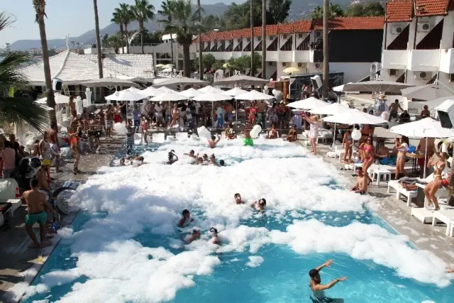 Alanya'da turistlerden havuz başında yazın son partisi