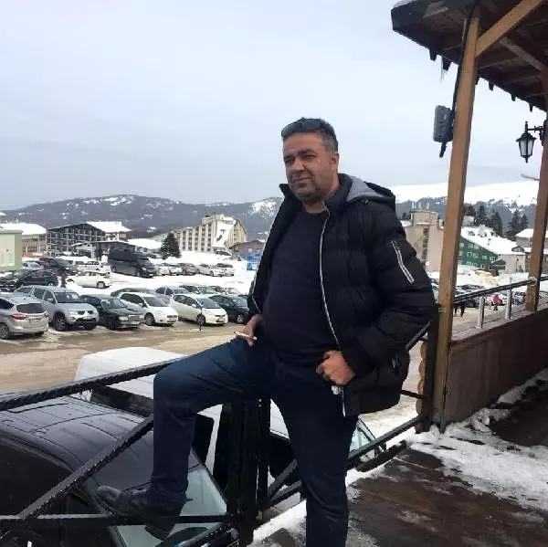 Arkadaşını köpekleri kovalamak isterken yanlışlıkla öldürdüğünü öne sürdü Arkadaşını köpekleri kovalamak isterken yanlışlıkla öldürdüğünü öne sürdü
