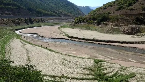 Baraj suları çekilince tarihi köprü ortaya çıktı Baraj suları çekilince tarihi köprü ortaya çıktı