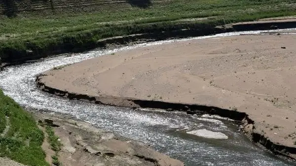 Baraj suları çekilince tarihi köprü ortaya çıktı Baraj suları çekilince tarihi köprü ortaya çıktı