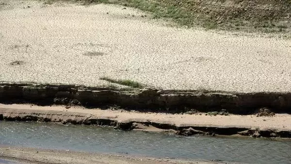Baraj suları çekilince tarihi köprü ortaya çıktı Baraj suları çekilince tarihi köprü ortaya çıktı