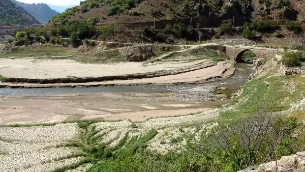 Baraj suları çekilince tarihi köprü ortaya çıktı Baraj suları çekilince tarihi köprü ortaya çıktı