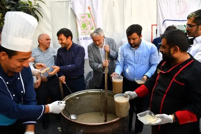 Başkan Başdeğirmen aşure dağıttı Başkan Başdeğirmen aşure dağıttı