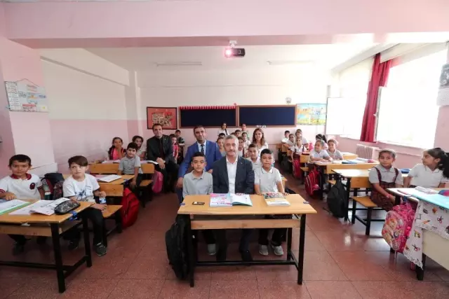 Başkan Tahmazoğlu öğrencilerle bir araya geldi Başkan Tahmazoğlu öğrencilerle bir araya geldi