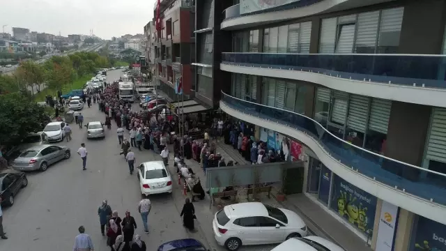 2 bin geçici personel alınacağını duyan İŞKUR binasının önüne koştu 2 bin geçici personel alınacağını duyan İŞKUR binasının önüne koştu