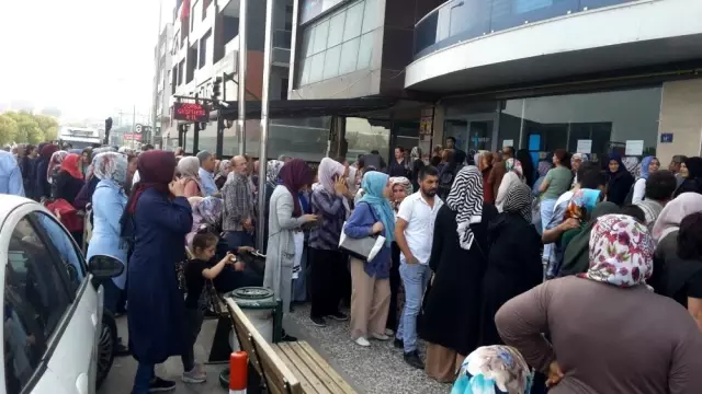 2 bin geçici personel alınacağını duyan İŞKUR binasının önüne koştu 2 bin geçici personel alınacağını duyan İŞKUR binasının önüne koştu