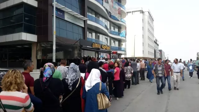 2 bin geçici personel alınacağını duyan İŞKUR binasının önüne koştu 2 bin geçici personel alınacağını duyan İŞKUR binasının önüne koştu
