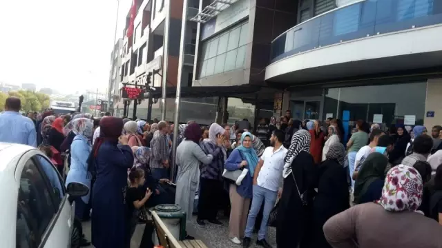 2 bin geçici personel alınacağını duyan İŞKUR binasının önüne koştu 2 bin geçici personel alınacağını duyan İŞKUR binasının önüne koştu
