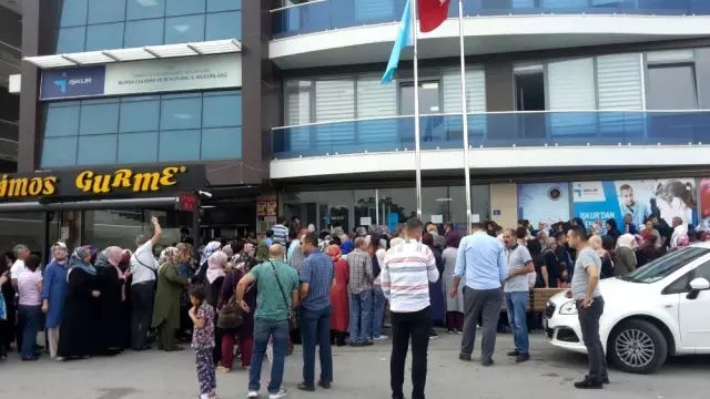 2 bin geçici personel alınacağını duyan İŞKUR binasının önüne koştu 2 bin geçici personel alınacağını duyan İŞKUR binasının önüne koştu