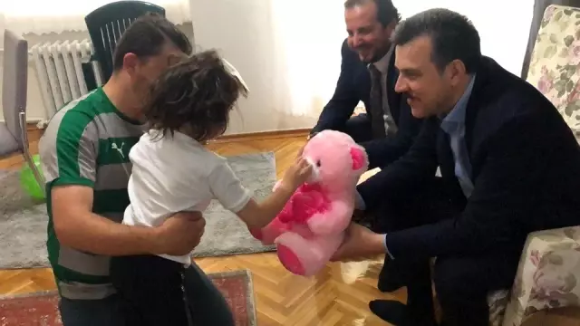 Bursalı vekillerden Minik Zeynep'e ziyaret Bursalı vekillerden Minik Zeynep'e ziyaret