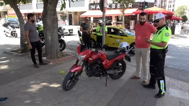 Emniyet kemeri takmayan sürücü diğer sürücüleri gösterdi Emniyet kemeri takmayan sürücü diğer sürücüleri gösterdi