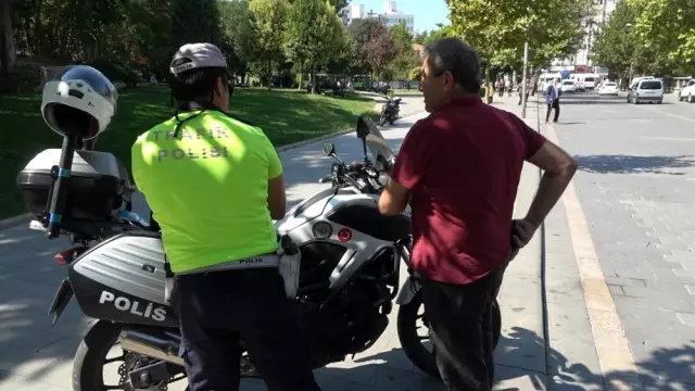 Emniyet kemeri takmayan sürücü diğer sürücüleri gösterdi