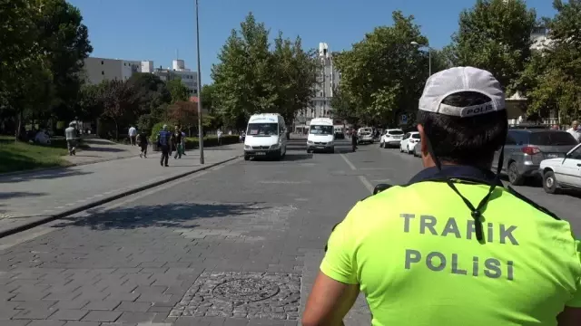 Emniyet kemeri takmayan sürücü diğer sürücüleri gösterdi