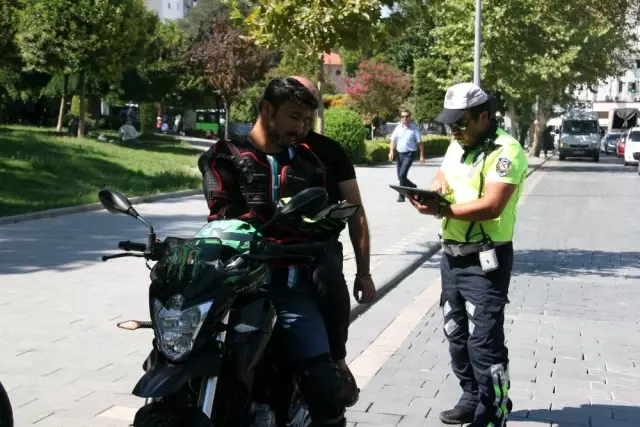 Emniyet kemeri takmayan sürücü diğer sürücüleri gösterdi