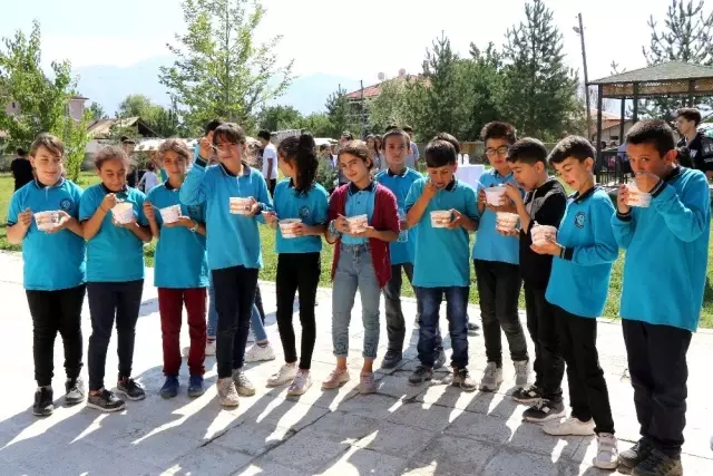 Erzincan'da minik öğrencilere aşure dağıtıldı