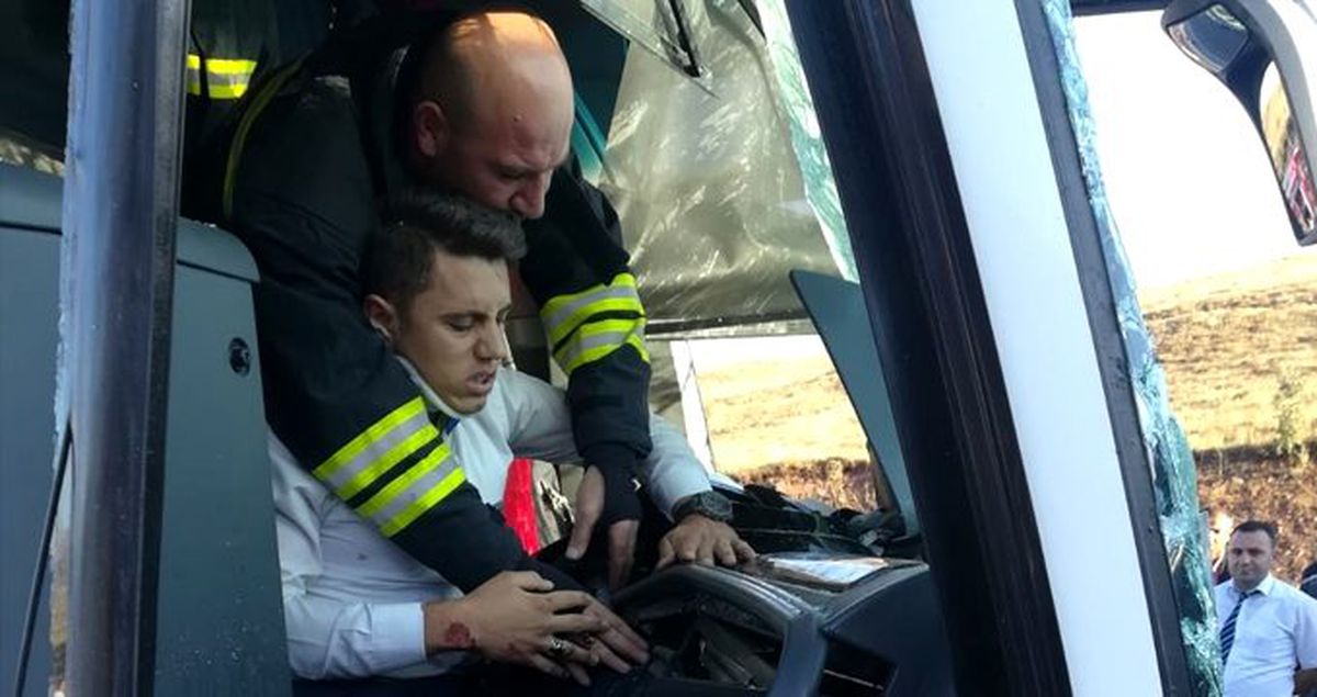 Erzurum'da yolcu otobüsü ile tır çarpıştı: 2'si ağır, 17 kişi yaralandı