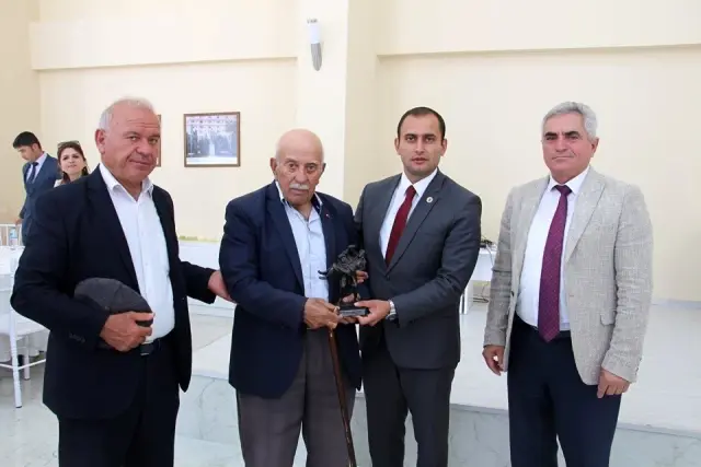 Gazilere ve şehit babasına 'Baba-oğul' plaketi Gazilere ve şehit babasına 'Baba-oğul' plaketi