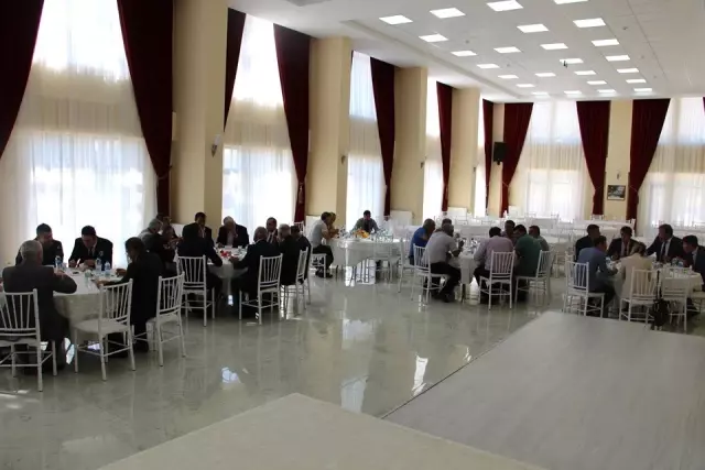 Gazilere ve şehit babasına 'Baba-oğul' plaketi Gazilere ve şehit babasına 'Baba-oğul' plaketi