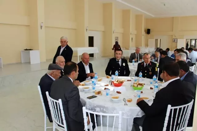 Gazilere ve şehit babasına 'Baba-oğul' plaketi Gazilere ve şehit babasına 'Baba-oğul' plaketi
