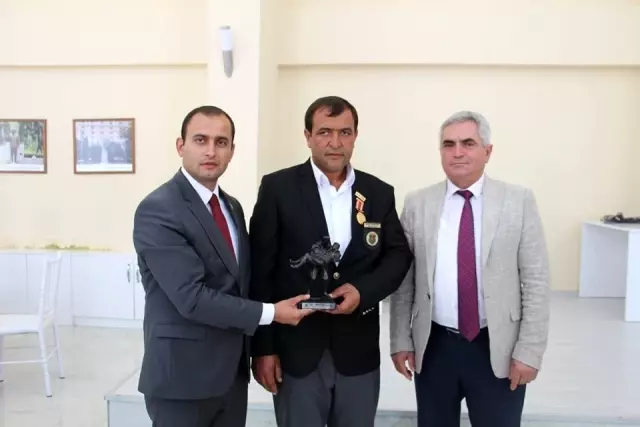 Gazilere ve şehit babasına 'Baba-oğul' plaketi Gazilere ve şehit babasına 'Baba-oğul' plaketi