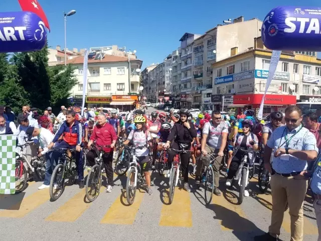 Grand Prix Erciyes Erkekler Bisiklet Yarışı Develi'de Start Aldı Grand Prix Erciyes Erkekler Bisiklet Yarışı Develi'de Start Aldı