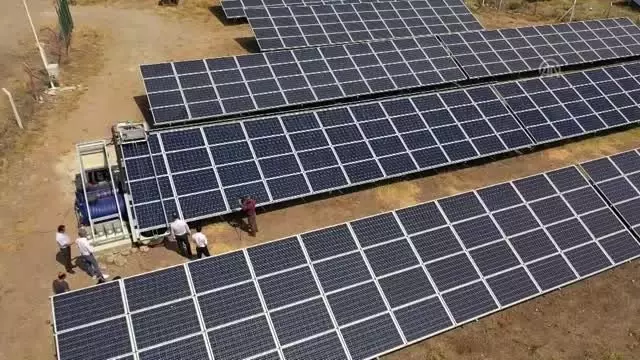 Güneş panellerini robot temizleyecek