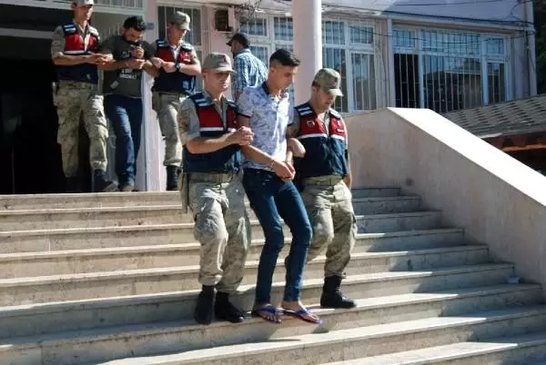 Hatay'da 30 kaçak göçmen yakalandı, 3 organizatör tutuklandı Hatay'da 30 kaçak göçmen yakalandı, 3 organizatör tutuklandı