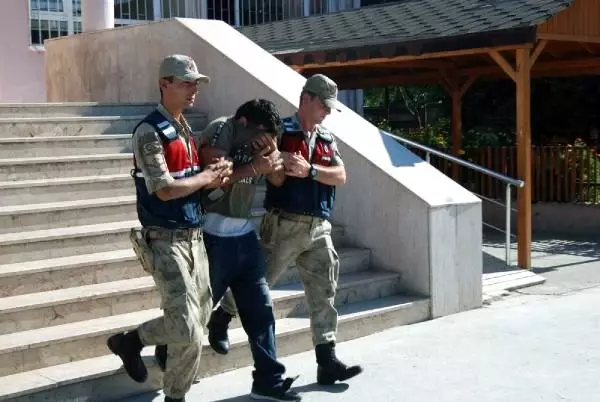 Hatay'da 30 kaçak göçmen yakalandı, 3 organizatör tutuklandı Hatay'da 30 kaçak göçmen yakalandı, 3 organizatör tutuklandı