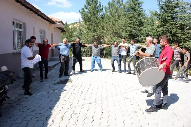 İnternete kavuşan köylüler, davul-zurna ile kutlama yaptı