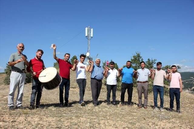 İnternete kavuşan köylüler, davul-zurna ile kutlama yaptı