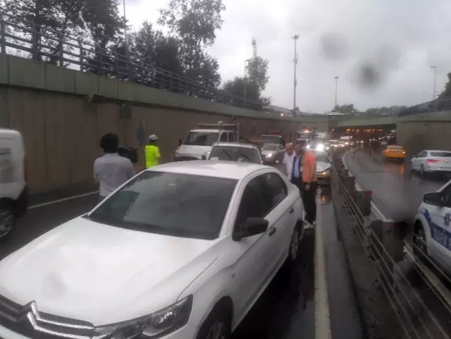 İstanbul'da yağışlı hava kazaları da beraberinde getirdi