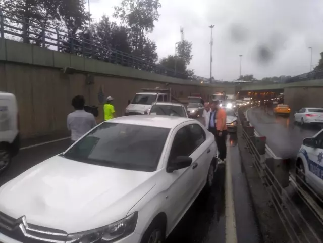 İstanbul'da yağışlı hava kazaları da beraberinde getirdi