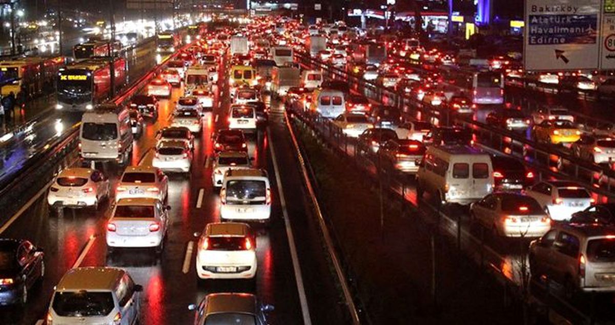 İstanbul trafiği kilit! Yoğunluk yüzde 80'i aştı