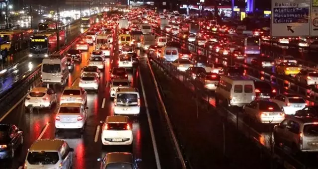İstanbul trafiği kilit! Yoğunluk yüzde 80'i aştı