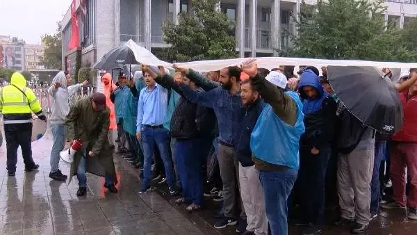 İşten atılan işçilerin ibb önündeki nöbeti yağmura rağmen devam etti