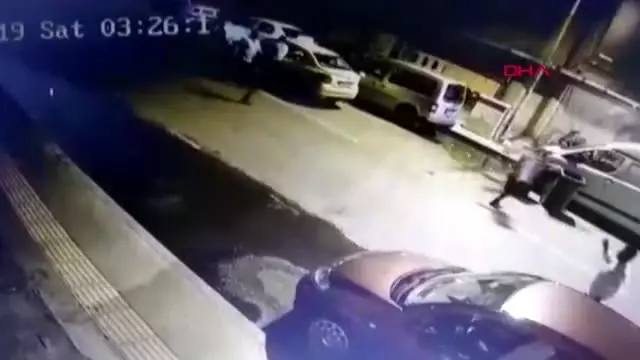 İzmir'de saldırıya uğrayan oyuncu Şevket Çoruh'un darp edildiği yeni görüntüler ortaya çıktı İzmir'de saldırıya uğrayan oyuncu Şevket Çoruh'un darp edildiği yeni görüntüler ortaya çıktı