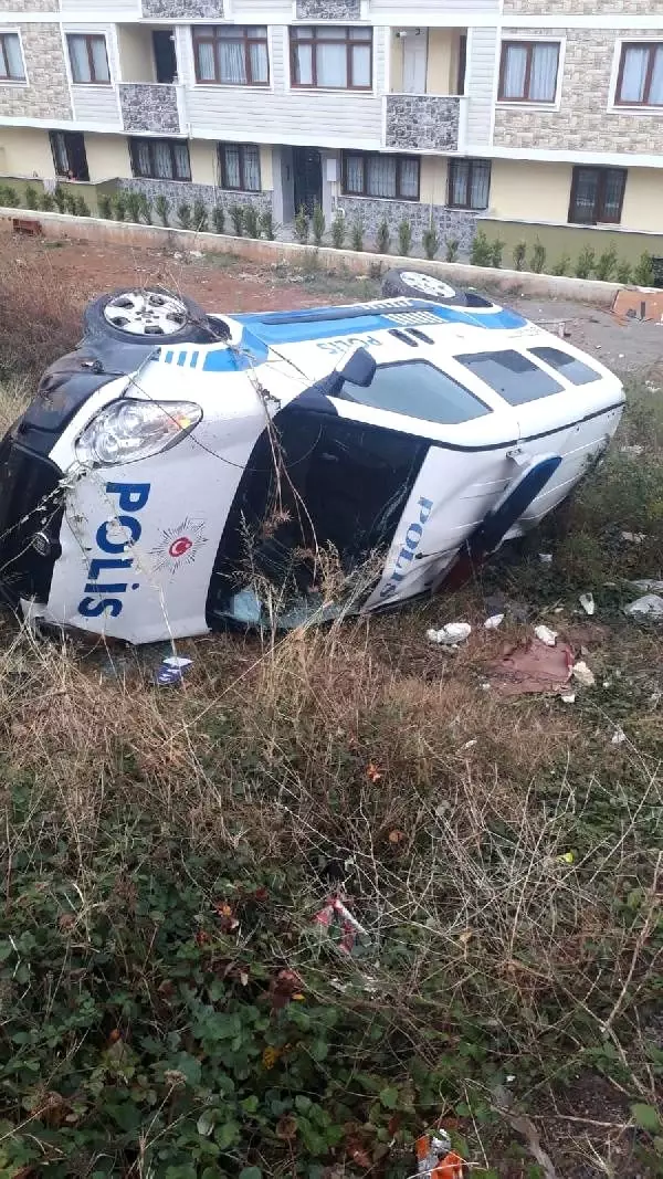 Kocaeli'nde ekip otosu devrildi: 2 polis yaralı