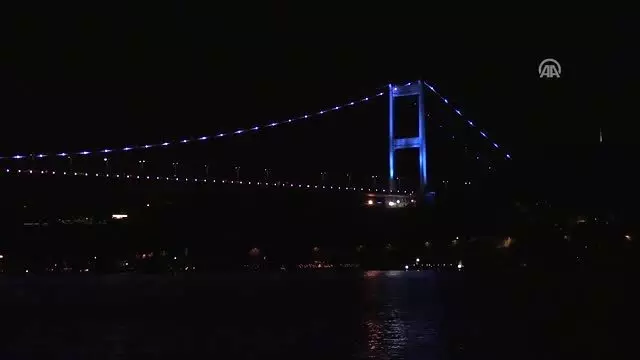 Köprüler, baş ve boyun kanserine dikkati çekmek için renklendirildi Köprüler, baş ve boyun kanserine dikkati çekmek için renklendirildi