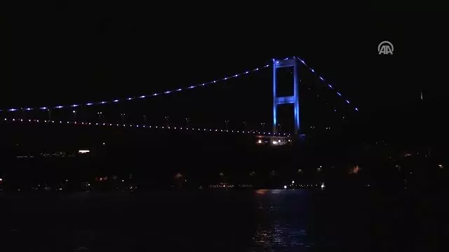 Köprüler, baş ve boyun kanserine dikkati çekmek için renklendirildi Köprüler, baş ve boyun kanserine dikkati çekmek için renklendirildi