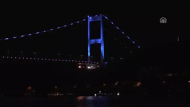 Köprüler, baş ve boyun kanserine dikkati çekmek için renklendirildi Köprüler, baş ve boyun kanserine dikkati çekmek için renklendirildi