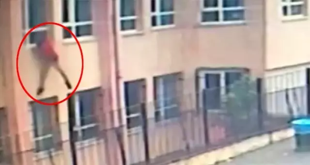 Okuldan kaçmak için cama çıkan öğrenci 3'üncü kattan aşağı düştü