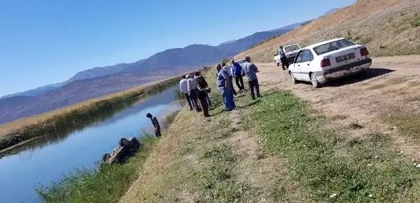 Otomobil sulama kanalına uçtu: 1 ölü, 1 yaralı Otomobil sulama kanalına uçtu: 1 ölü, 1 yaralı
