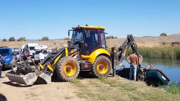 Otomobil sulama kanalına uçtu: 1 ölü, 1 yaralı Otomobil sulama kanalına uçtu: 1 ölü, 1 yaralı