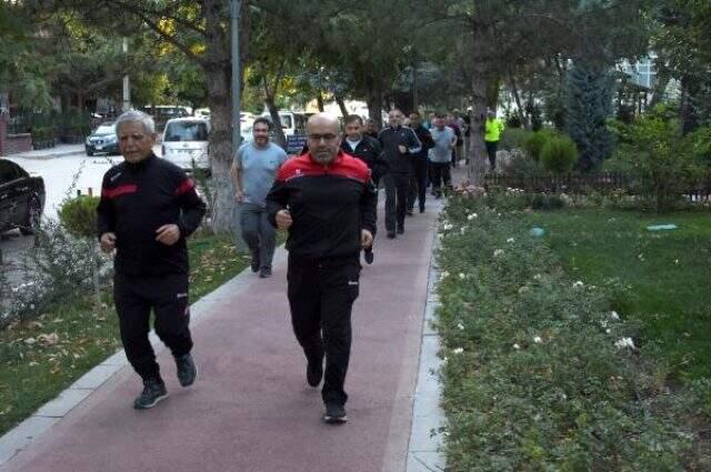 Parkta spor yapan 15 arkadaş, çevreye verdikleri rahatsızlık nedeniyle karakolluk oldu
