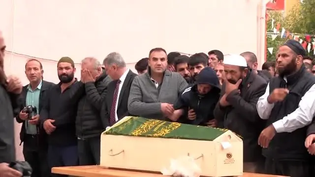 Pencereden düşerek ölen çocuk defnedildi Pencereden düşerek ölen çocuk defnedildi