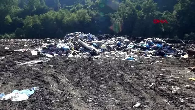 Rize'de dere kenarına çöp dökülmesine tepki Rize'de dere kenarına çöp dökülmesine tepki