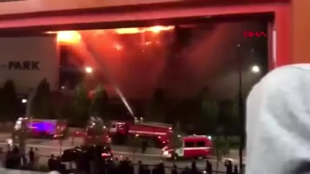 Rusya'da alışveriş merkezinde büyük yangın Rusya'da alışveriş merkezinde büyük yangın