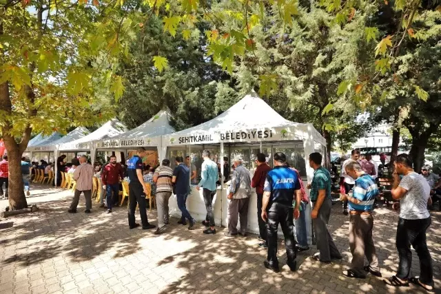 Şehitkamil'den esnafa pilav ikramı Şehitkamil'den esnafa pilav ikramı