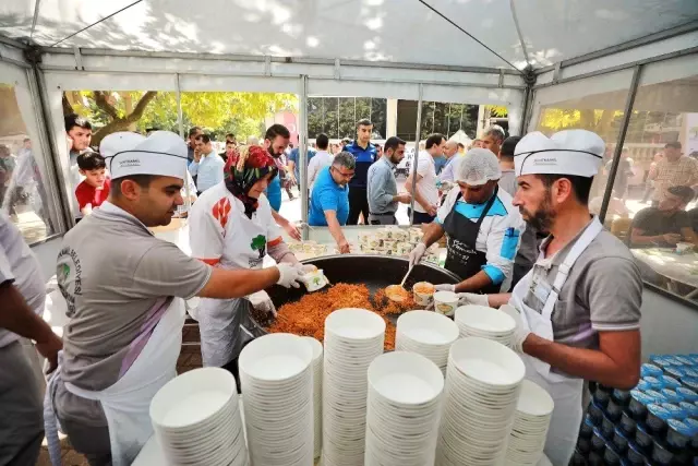 Şehitkamil'den esnafa pilav ikramı Şehitkamil'den esnafa pilav ikramı
