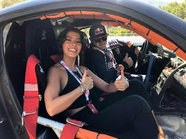 Ünlü oyuncu Selin Şekerci'den drift şov